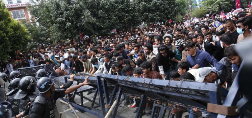 निषेधित घेरा तोडेर संसद भवन छिरे जेनजीका प्रदर्शनकारीहरु